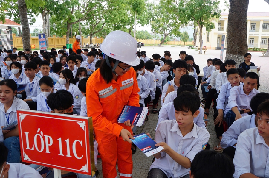 Tuyên truyền sử dụng điện an toàn tiết kiệm tại các trường học