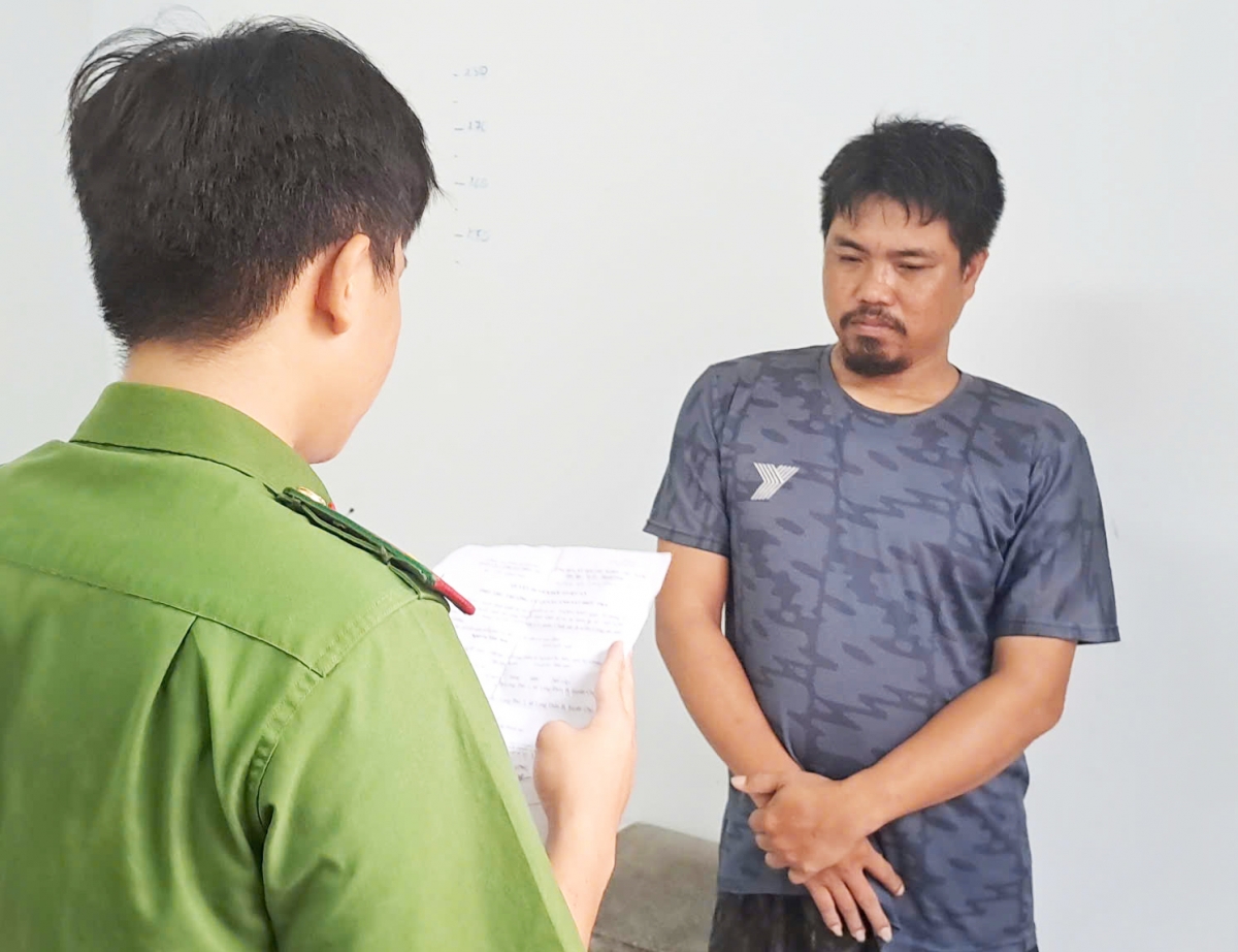 Bị can Nguyễn Văn Sơn nghe tống đạt các Quyết định