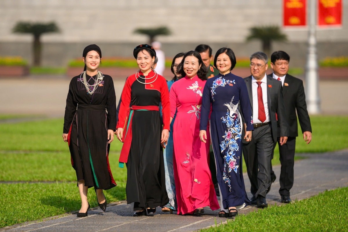 Kết thúc lễ viếng, các vị đại biểu Quốc hội trở về Nhà Quốc hội tiến hành họp phiên trù bị