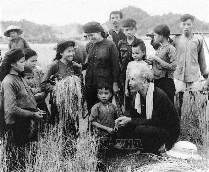 Bác Hồ luôn chủ động tiếp xúc, tìm hiểu tâm tư, nguyện vọng của nhân dân, từ đó đi vào lòng dân bằng trái tim nhân hậu. Ảnh: TTXVN
