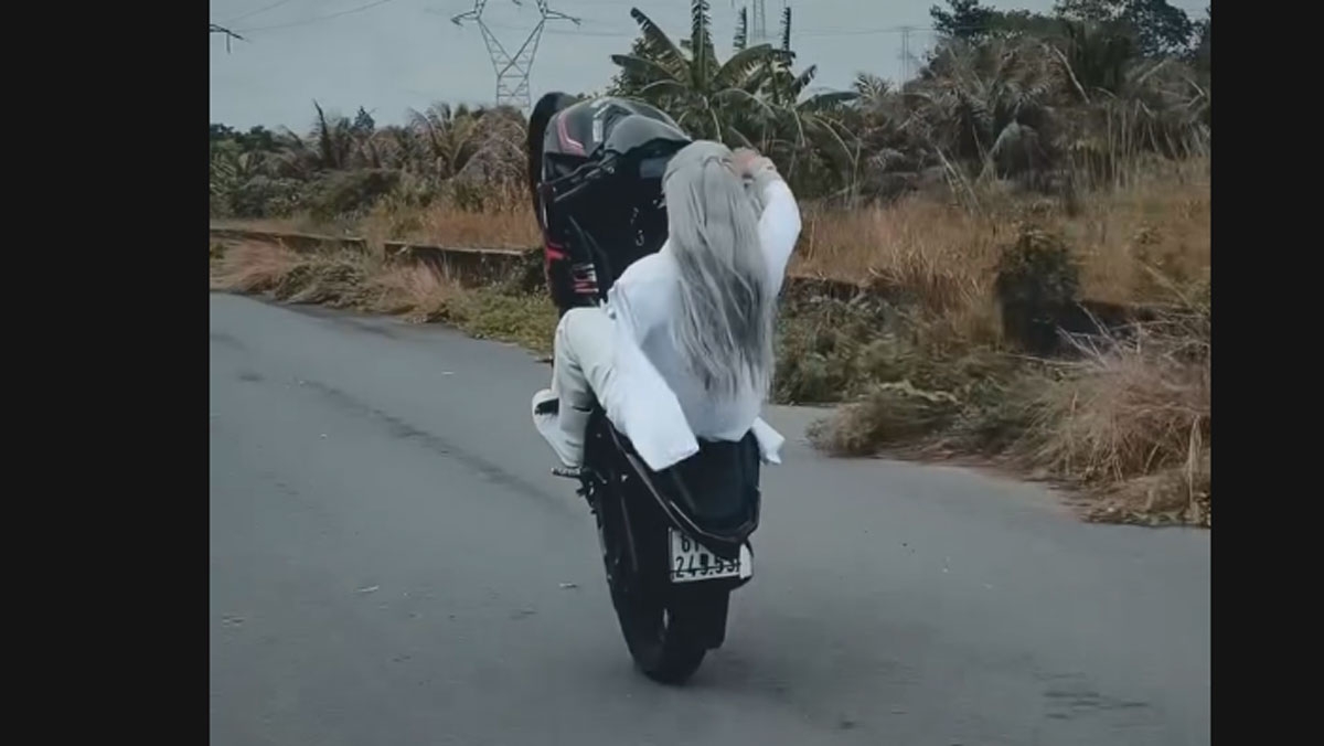 Nam thanh niên bốc đầu xe máy 