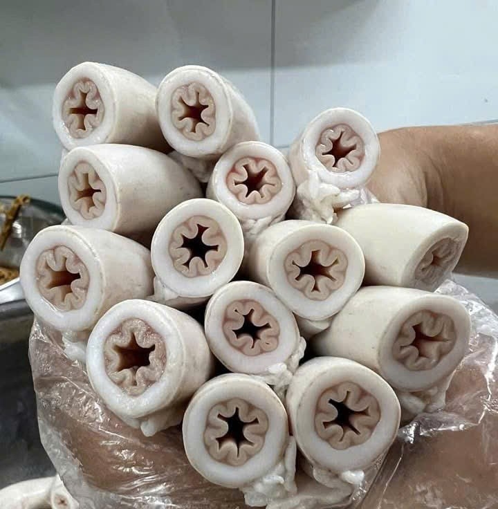 Lòng se điếu được quảng cáo giòn ngon tại quán L.C