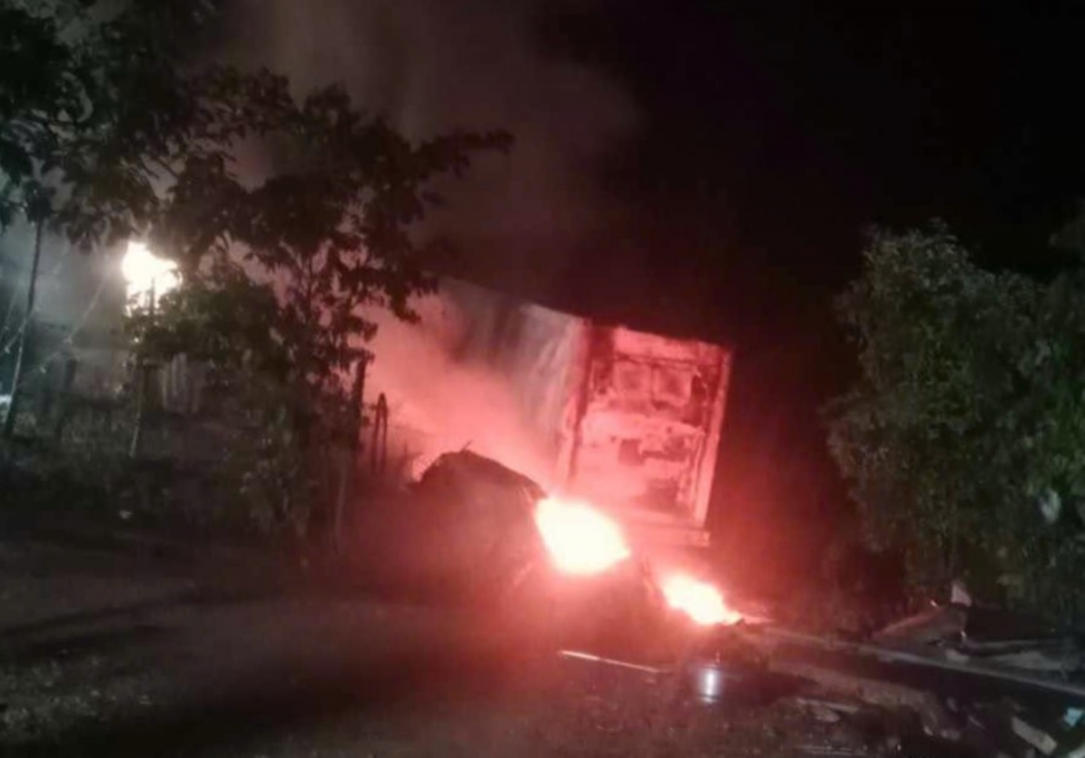 Xe tải bốc cháy dữ dội sau tai nạn (Ảnh cắt từ clip)