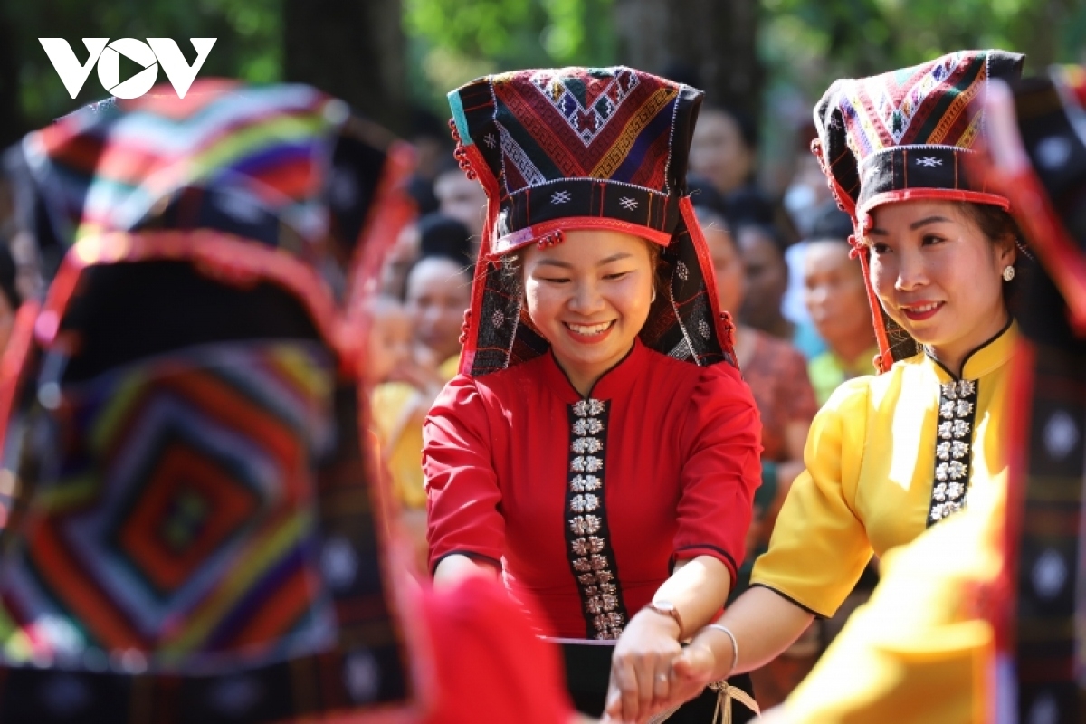 Phụ nữ Thái Yên Châu tươi xinh trong Ngày hội