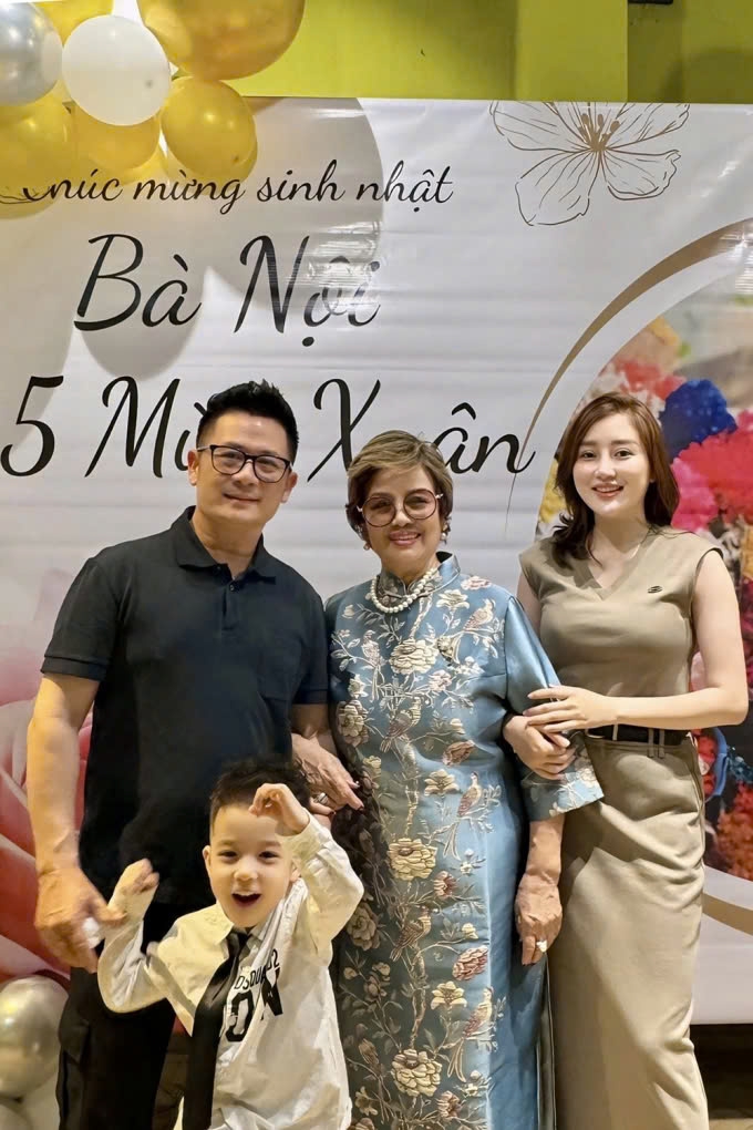 Bằng Kiều cùng bà xã Mai Linh tổ chức sinh nhật sớm cho mẹ. Nam ca sĩ nói sau nhiều năm sang Mỹ định cư, đây là lần hiếm hoi mẹ anh về nước đúng dịp bước sang tuổi mới.