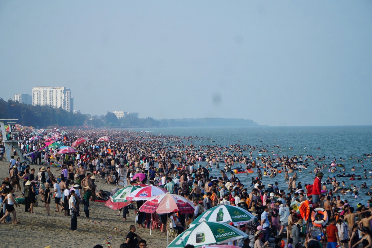 Các điểm du lịch tại thành phố Sầm Sơn đón 916.000 lượt khách