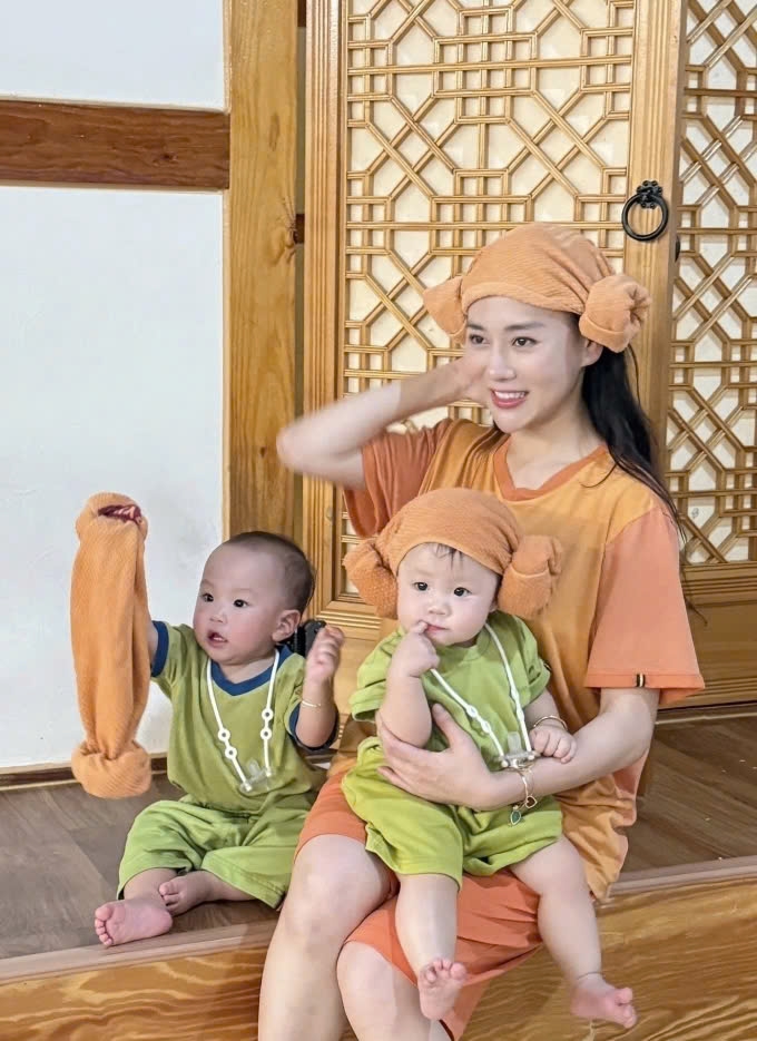 Phương Oanh cùng ông xã, Shark Bình, đưa cặp song sinh Jimmy - Jenny đi nghỉ lễ ở xứ sở kim chi. Nữ diễn viên cùng hai con trải nghiệm phòng tắm hơi ở Seoul, Hàn Quốc.