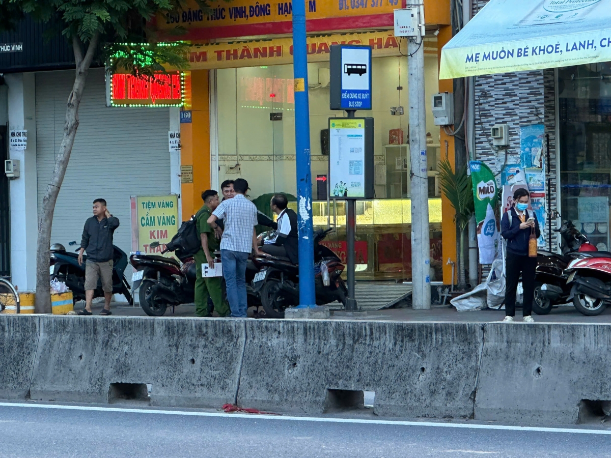 Công an tới hiện trường làm việc với những người có liên quan.