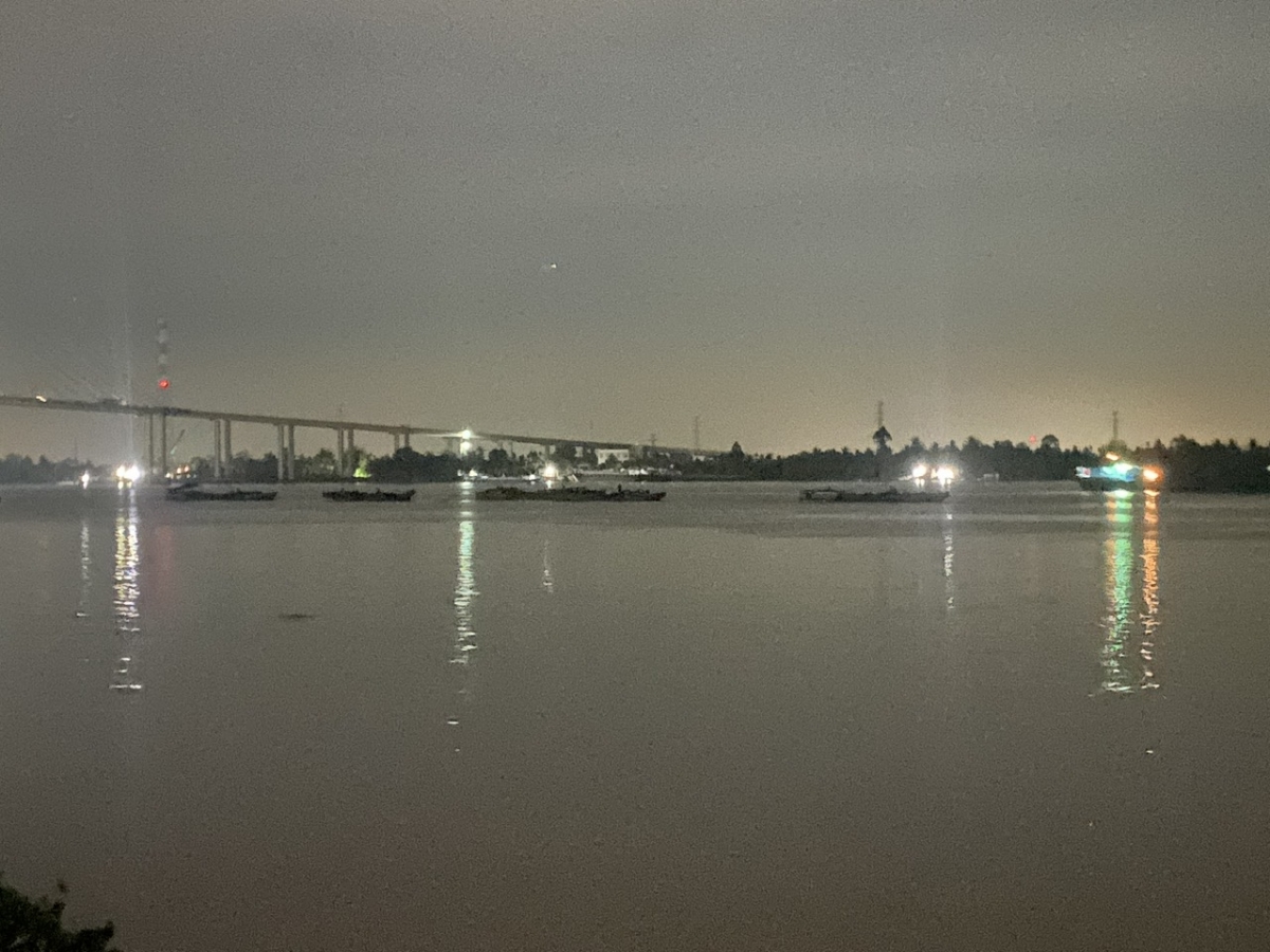 Tối 8/5 nhiều phương tiện bơm hút cát dưới sông Tiền địa bàn xã Bình Đức, gần chân cầu Rạch Miễu 2