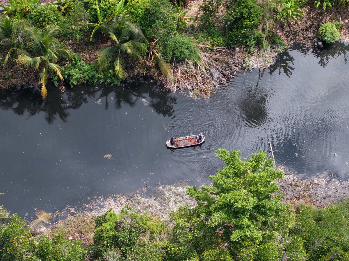 Nguồn nước dưới kênh nội đồng có màu đen kịt do nước xả ra từ vỏ trái cây