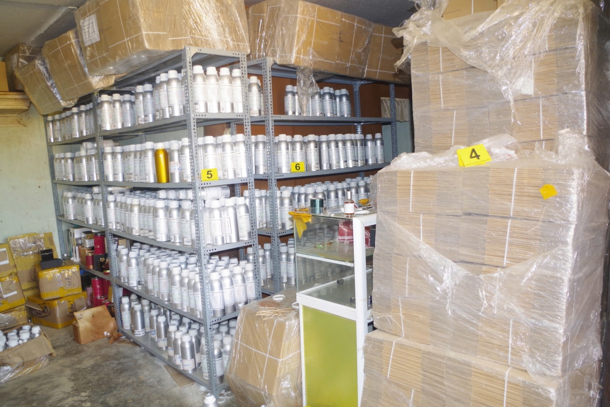 Kho chứa hàng của nhóm đối tượng làm nước hoa giả 