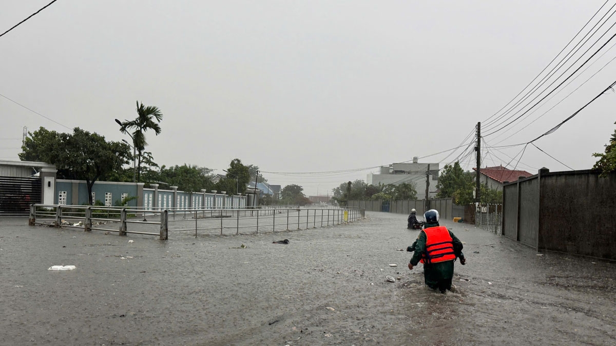 Ngập sâu tại một con đường trong KCN ở Bình Dương 