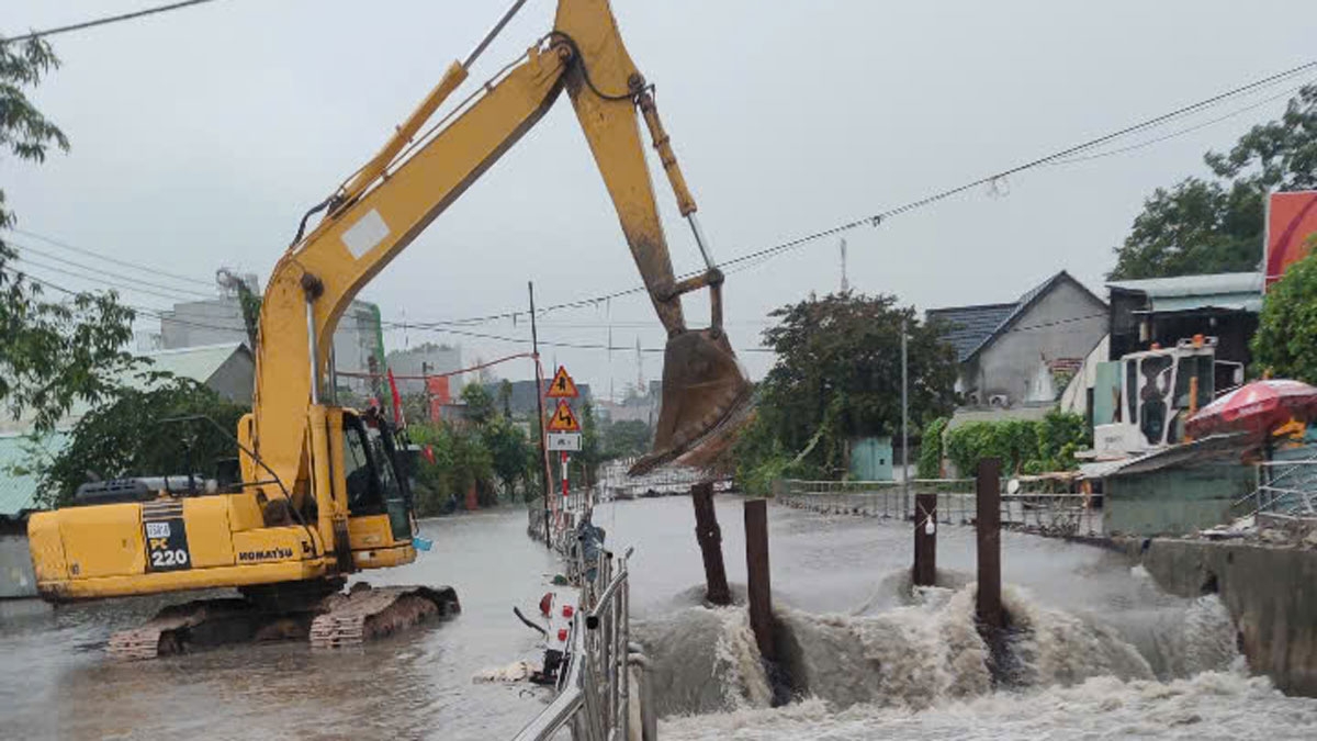 Xe múc được đưa đến để khơi thông cống thoát nước, các con suối 