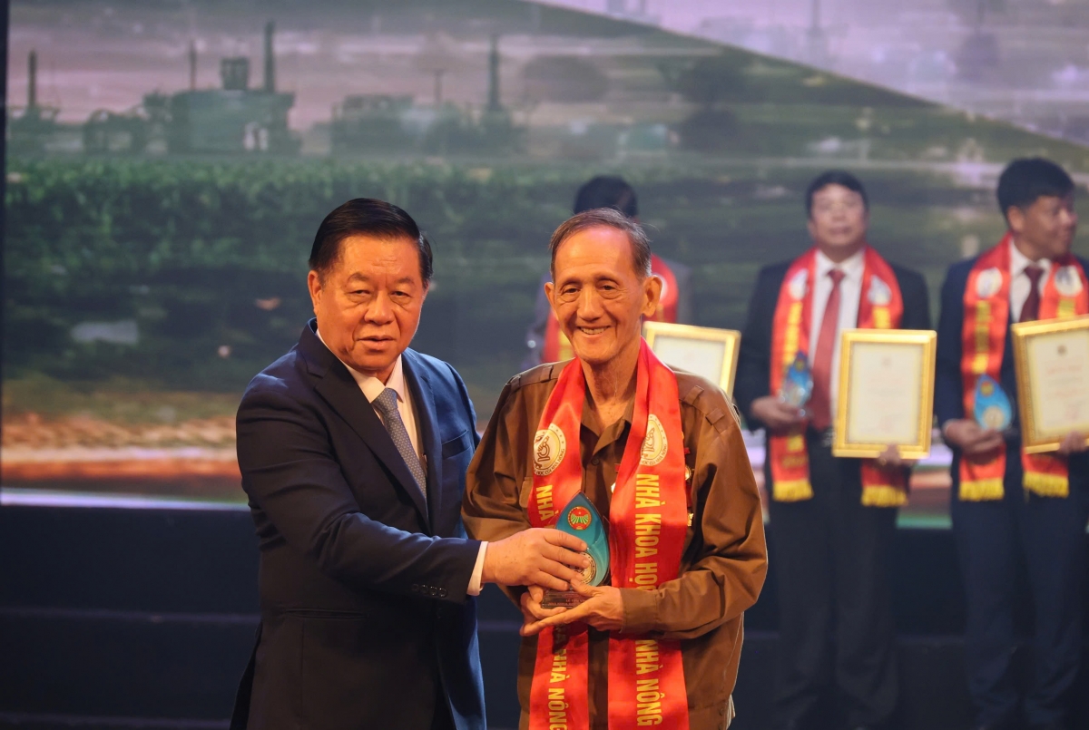 Ông Đoàn Văn Khanh, Giám đốc doanh nghiệp tư nhân Long Thuận được tuyên dương doanh nhân tiêu biểu toàn quốc