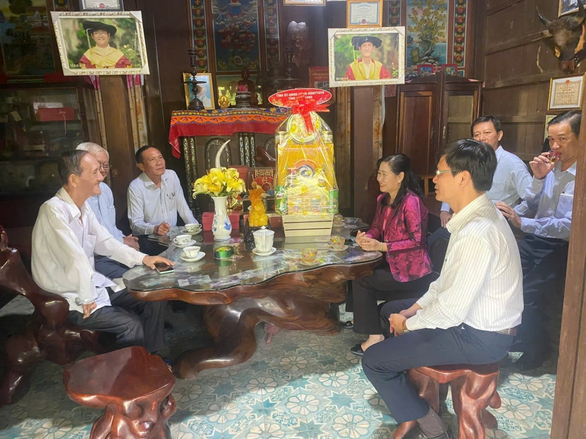 Lãnh đạo tỉnh Tiền Giang đến thăm các chủ doanh nghiệp tiêu biểu