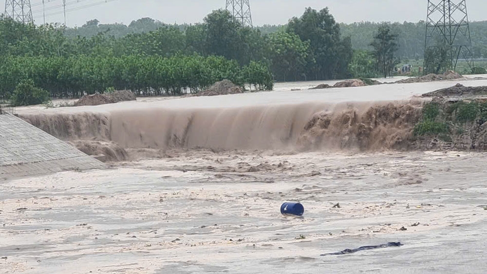 Nước mưa ở thượng nguồn tràn về khu vực suối Cái 