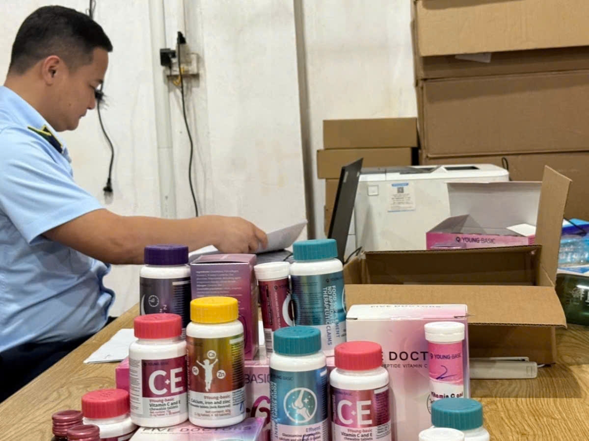 Lực lượng chức năng kiểm tra số thực phẩm chức năng không rõ nguồn gốc