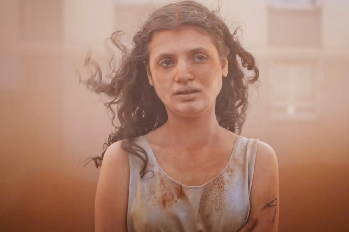 Bộ phim “Alpha” của nhà làm phim người Pháp Julia Ducournau xoay quanh một cô bé 13 tuổi tên Alpha, bị mọi người xa lánh do nghi ngờ nhiễm căn bệnh hiếm gặp. Một ngày, cô từ trường về nhà với hình xăm trên cánh tay, vấp phải sự giận dữ của người mẹ.