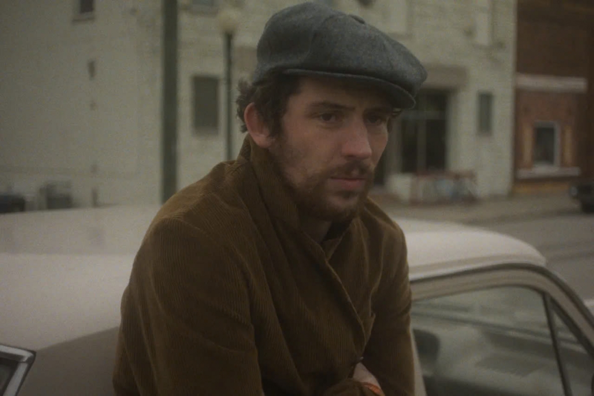 “The Mastermind” lấy bối cảnh những năm 1970, về một thợ mộc (Josh O'Connor) chuyển sang làm kẻ trộm tác phẩm nghệ thuật nghiệp dư, lên kế hoạch cho vụ cướp lớn đầu tiên. Bộ phim có sự tham gia của các diễn viên Gaby Hoffman, Hope Davis và Alana Haim.