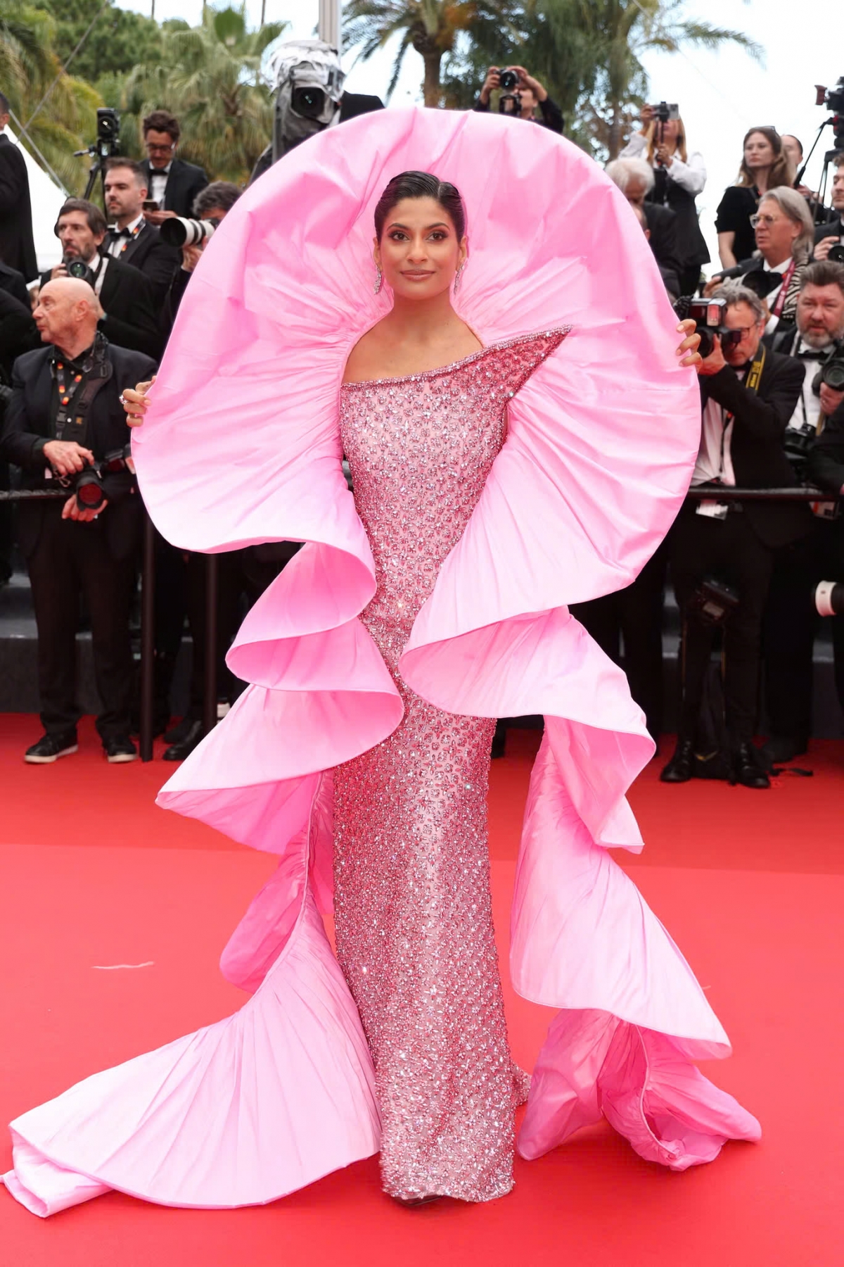 Influencer người Dubai – Farhana Bodi – thu hút sự chú ý khi xuất hiện trên thảm đỏ với một bộ đầm chữ A đính đá lấp lánh, kết hợp với dải lụa lớn vắt qua cổ. Dù tạo điểm nhấn độc đáo và sang trọng, trang phục này lại không được đánh giá cao và nhận về nhiều lời chê từ giới mộ điệu thời trang.