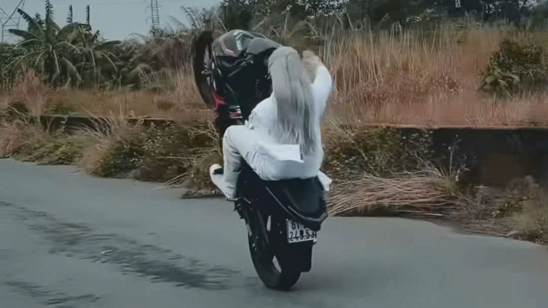 Người đàn ông tóc bạc biểu diễn bốc đầu xe máy 