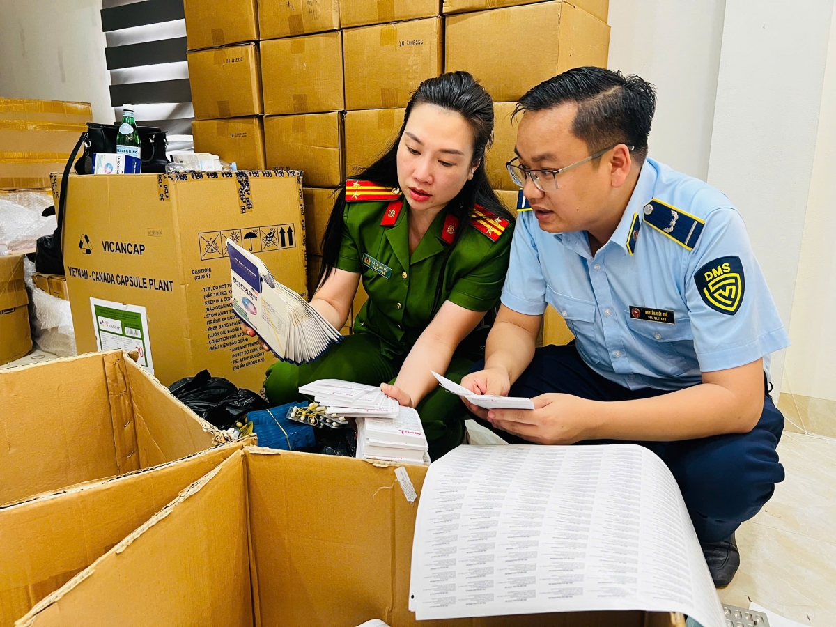 Hơn 100 tấn hàng hóa là thực phẩm chức năng, thiết bị y tế giả (khoảng hơn 100 mã sản phẩm khác nhau) bị Công an Hà Nội khám xét.