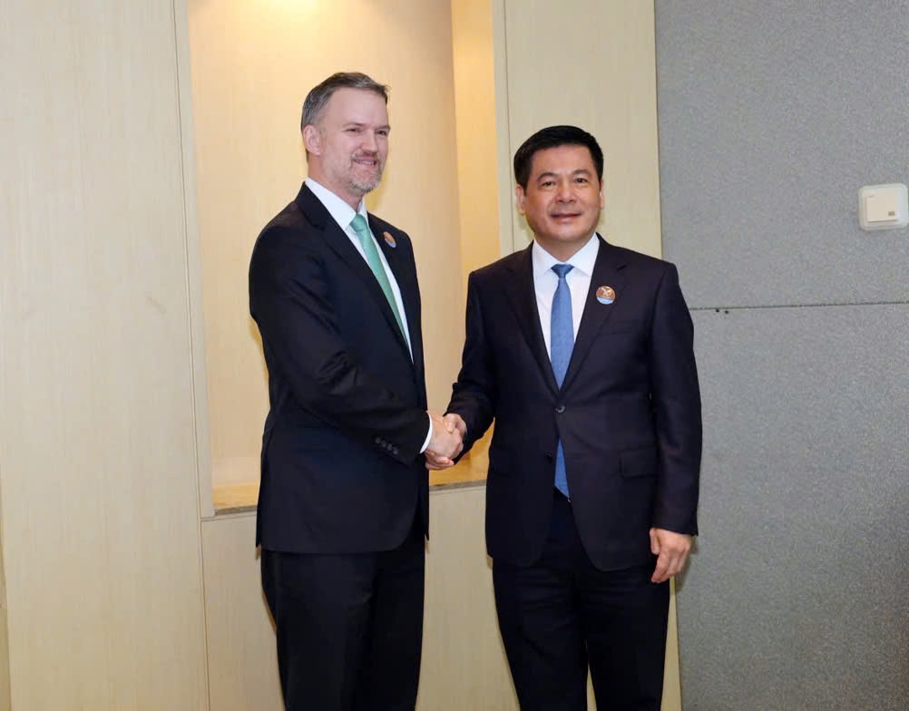 Bộ trưởng Bộ Công Thương Việt Nam, Trưởng đoàn đàm phán Chính phủ Nguyễn Hồng Diên và Trưởng Đại diện Thương mại Hoa Kỳ (USTR) Jamieson Greer.