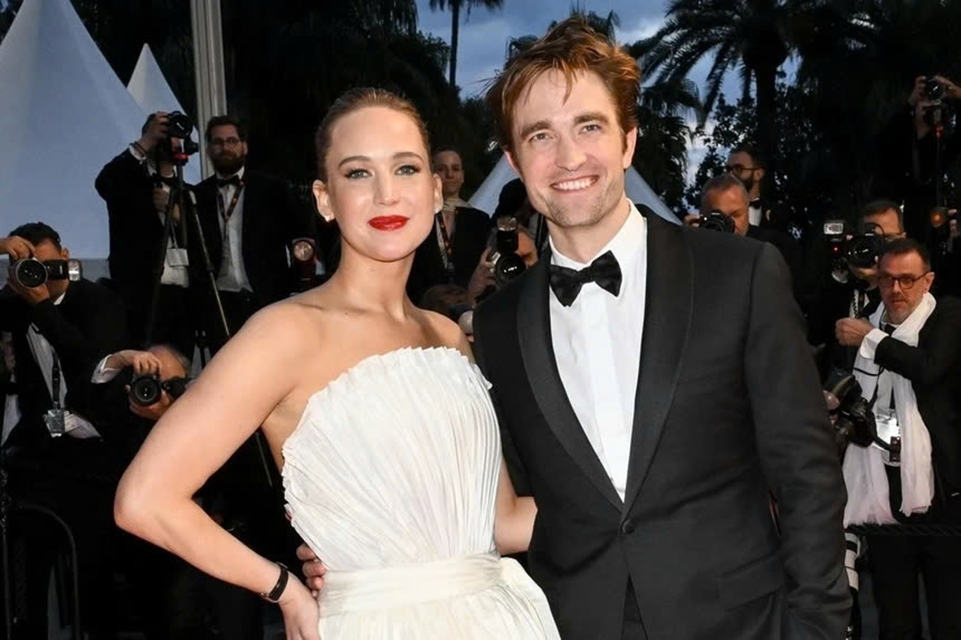 Jennifer Lawrence và Robert Pattinson trên thảm đỏ Liên hoan phim Cannes. Ảnh: Variety
