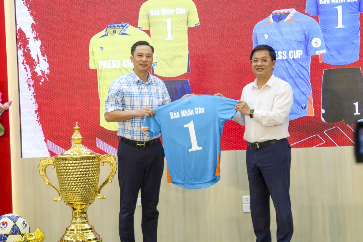 Ông Nguyễn Anh Tuấn - Chủ tịch câu lạc bộ bóng đã Bắc Ninh trao tặng áo thi đấu cho đội bóng tham dự Press Cup 2025.