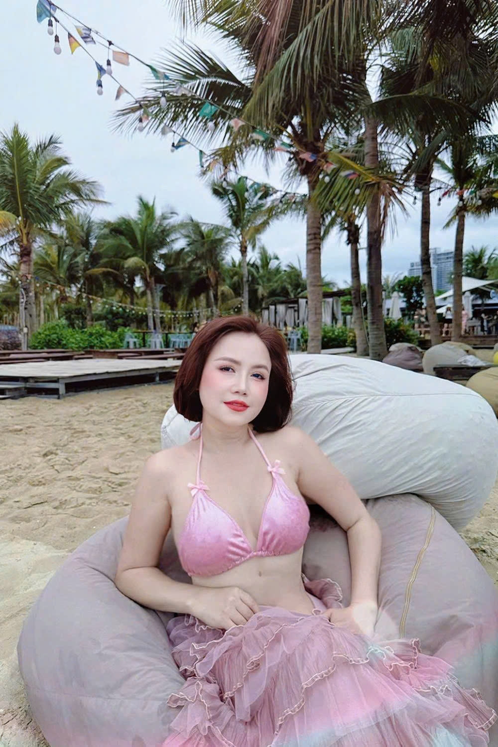 Diễn viên Hoàng Yến tự tin diện bikini quai mảnh táo bạo ở tuổi 49, sau khi giảm 7kg. "Sự bình yên trong tâm hồn sau thời gian tu tập, rèn luyện bản thân giúp tôi thấy mình đẹp hơn", cô tâm sự.