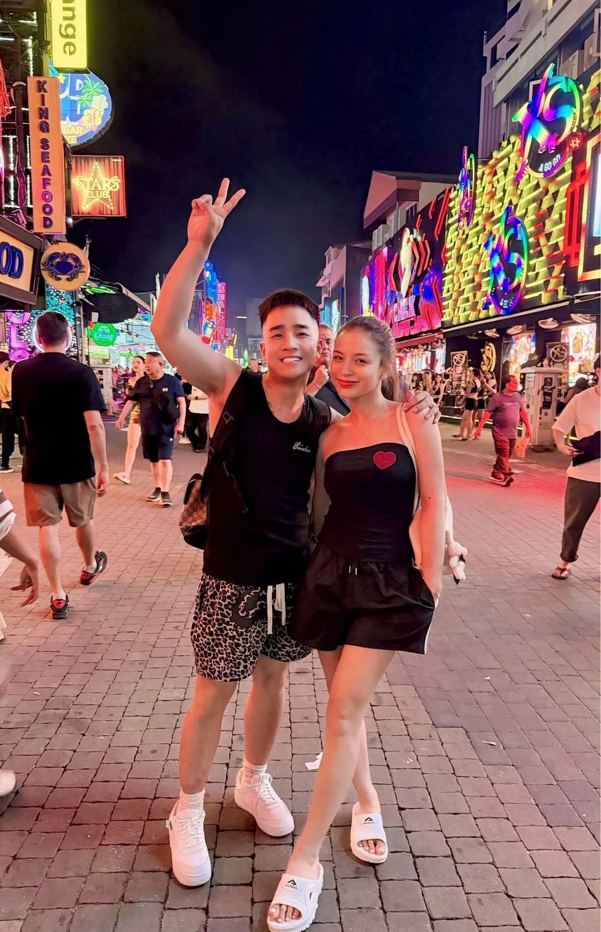 Vợ chồng diễn viên Duy Nam tình cảm trong chuyến du lịch Thái Lan.