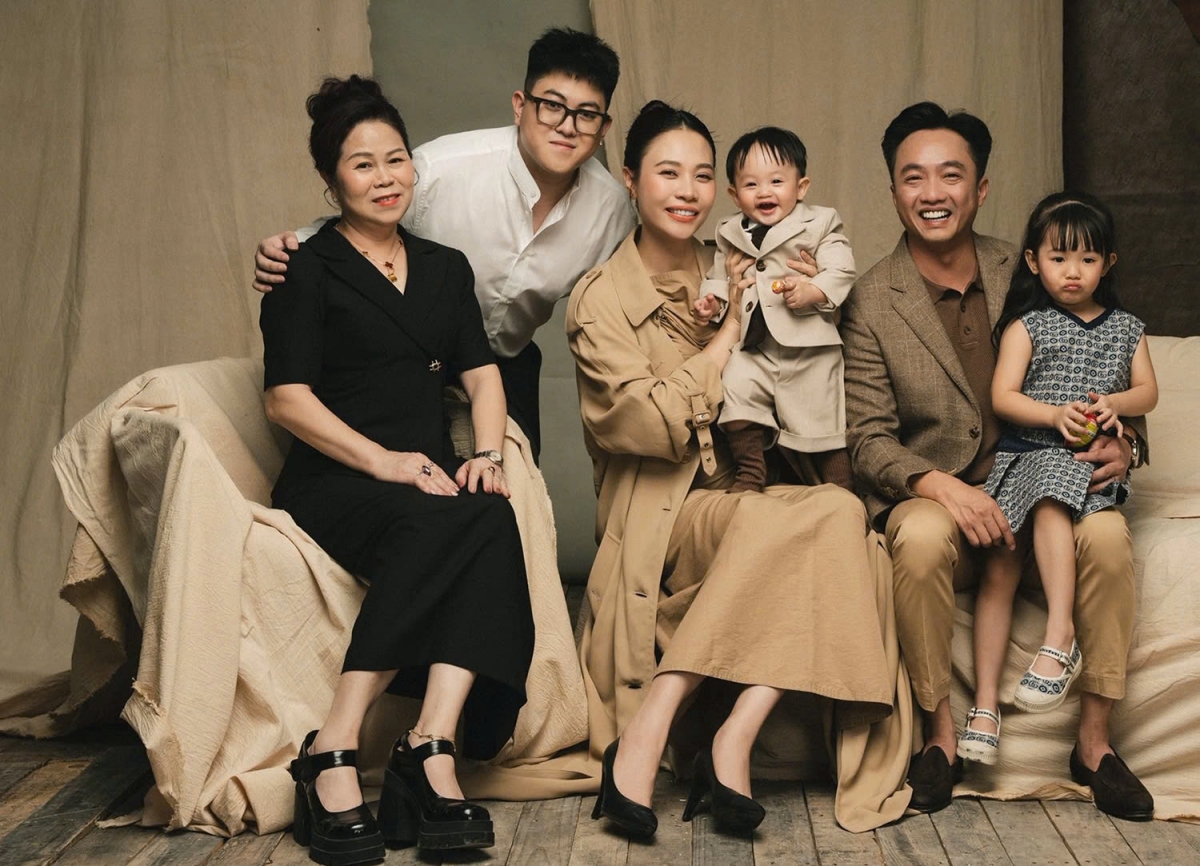 Cường Đôla - Đàm Thu Trang đăng ảnh cùng các con sum họp mẹ và em vợ, mừng sinh nhật bà Lan (váy đen). Mẹ Đàm Thu Trang được nhiều người khen ngoại hình trẻ đẹp, phúc hậu.