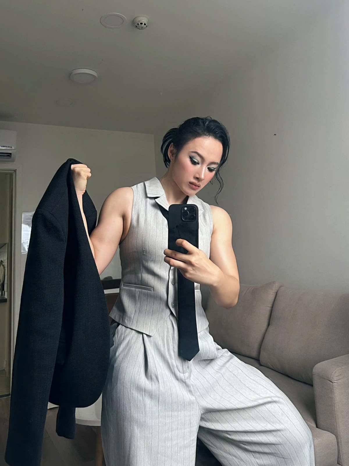 Angela Phương Trinh khoe cơ bắp "lực sĩ" khi diện đồ phong cách menswear.
