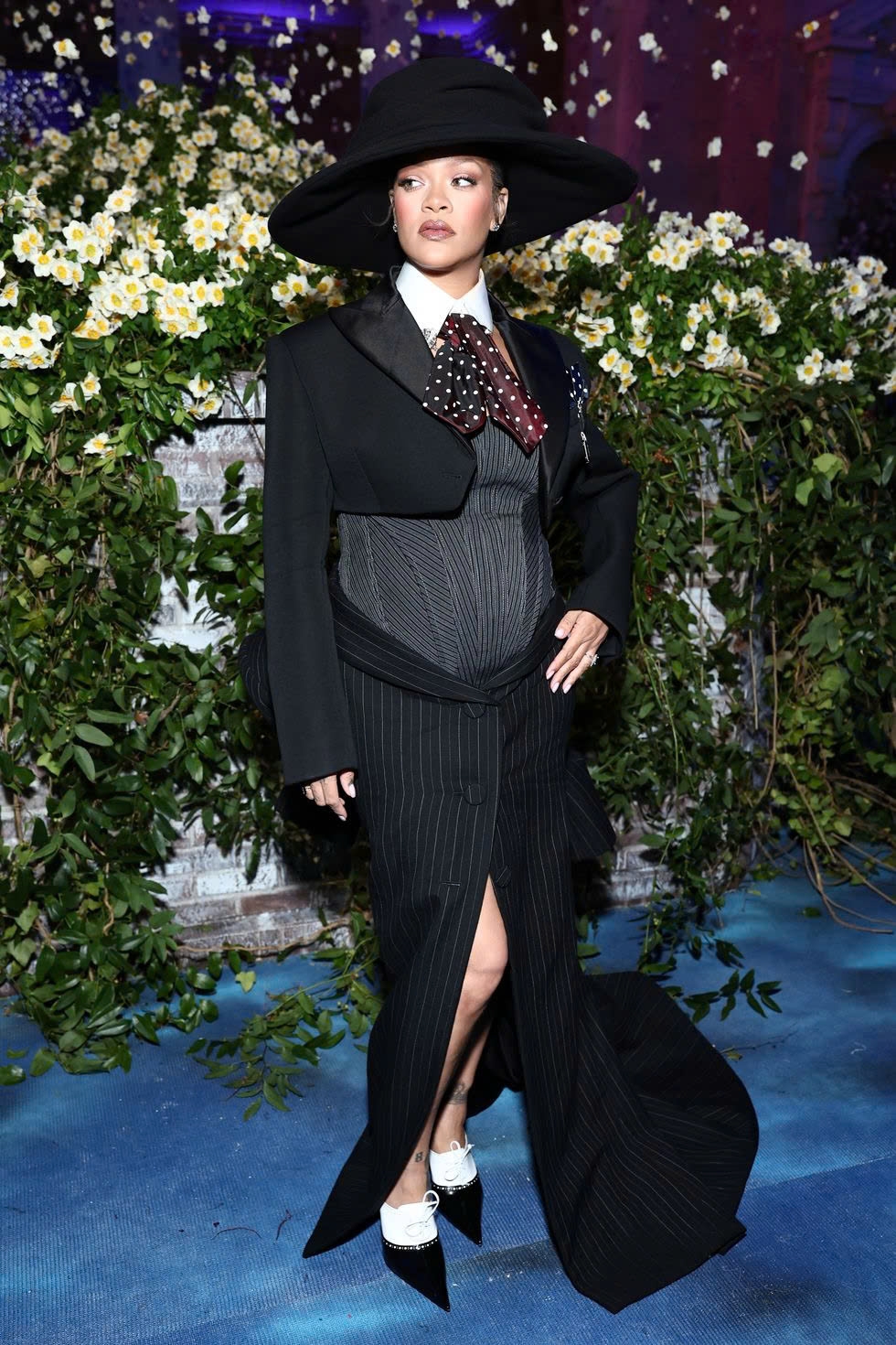 Ngày 5/5/2025, tại thảm đỏ Met Gala, Rihanna gây ấn tượng với thiết kế Marc Jacobs cảm hứng vest: corset, chân váy kẻ xẻ tà, mũ vành rộng Stephen Jones, giày Amina Muaddi và loạt trang sức xa xỉ từ Cartier, Bulgari đến Verdura.