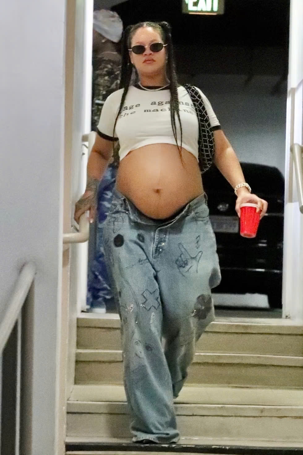 Cô từng diện áo phông trắng Rage Against the Machine, quần jeans rách và giày cao gót Balenciaga, phối kính râm oval Linda Farrow.