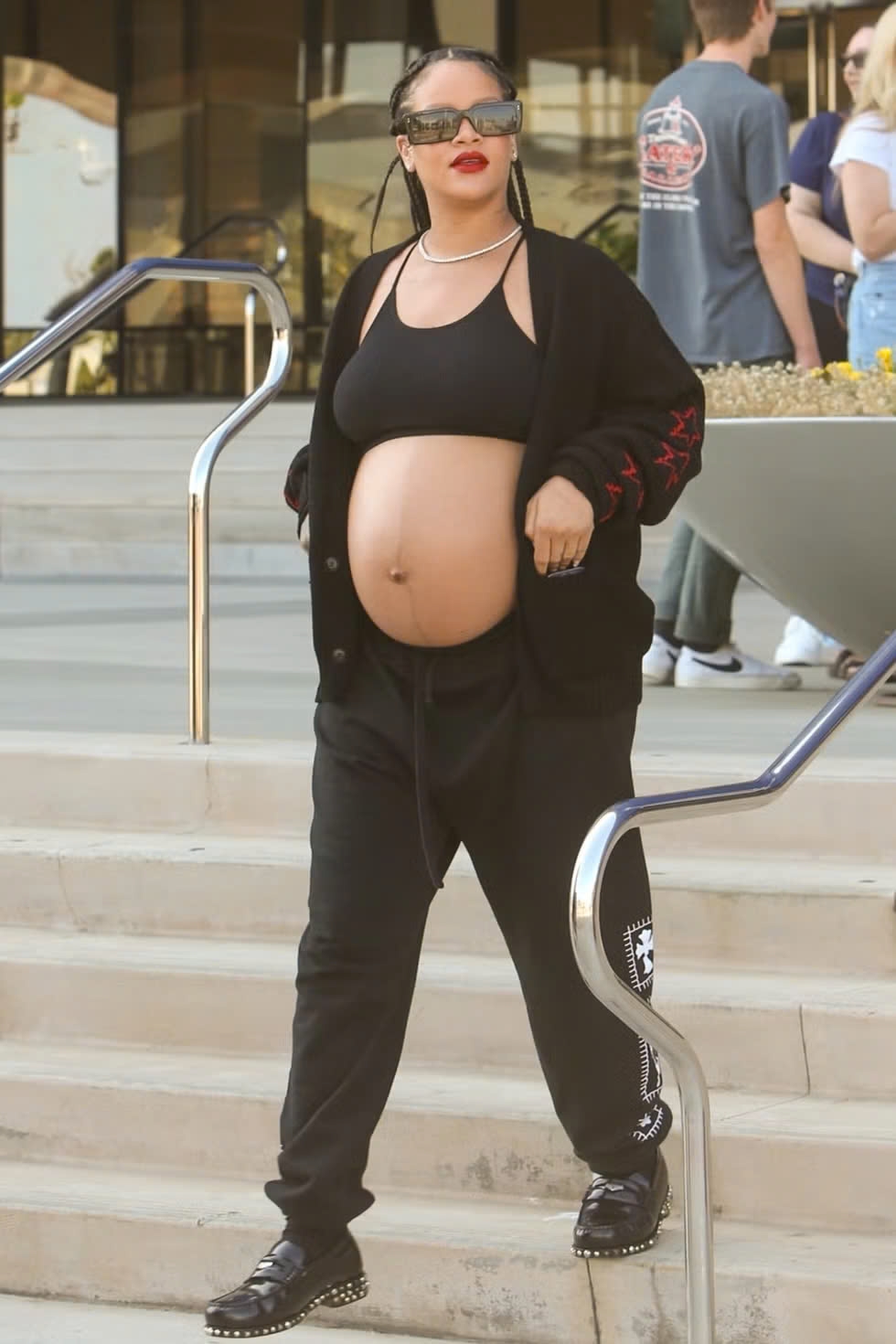 Ngày 7/7/2023, Rihanna xuất hiện tại Los Angeles với áo ngực thể thao và cardigan đen điểm ngôi sao đỏ, phối quần nỉ dây rút. Cô hoàn thiện bằng giày lười đinh tán, trang sức kim cương, kính chữ nhật và son đỏ đậm.