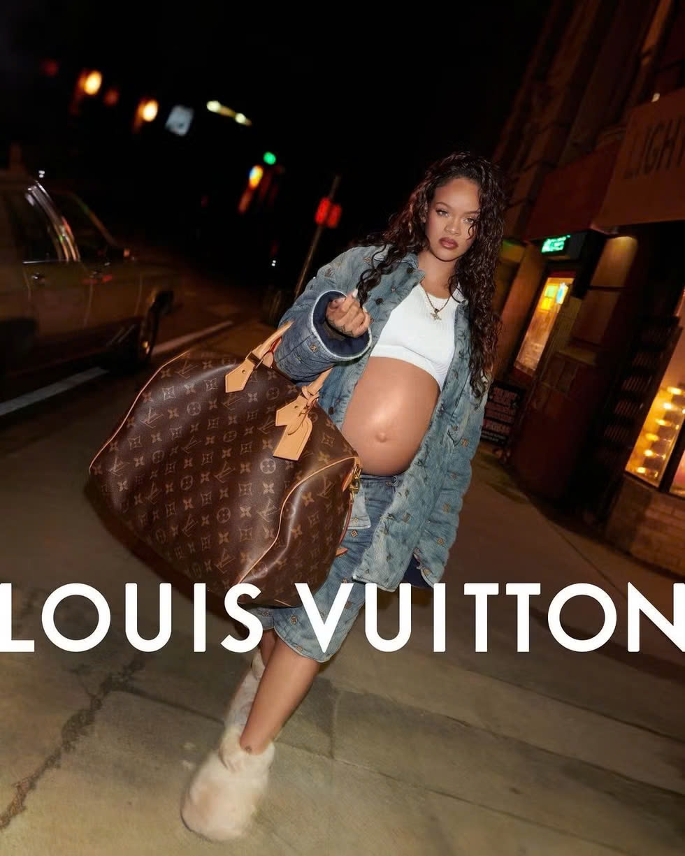 Ngày 26/6/2023, Rihanna khoe bụng bầu trong chiến dịch thời trang nam Xuân/Hè 2024 của Louis Vuitton. Cô diện quần short denim Bermuda và áo khoác cùng tông, in logo vàng đặc trưng, phối cùng áo ba lỗ trắng, dép lê lông màu be, vòng cổ vàng và quần kaki nâu rộng họa tiết monogram của Louis Vuitton.