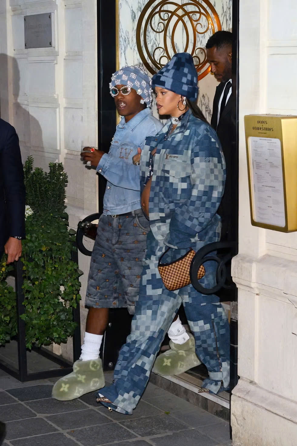 Ngày 20/6/2023, Rihanna ngồi hàng ghế đầu tại show thời trang nam Xuân/Hè 2024 của Louis Vuitton ở Paris, diện bộ đồ liền thân denim pixel cùng áo ngực và mũ len pixel xanh đậm. Cô phối túi họa tiết caro, khuyên tai tròn, vòng choker đen và dây chuyền bạc tua rua xanh.