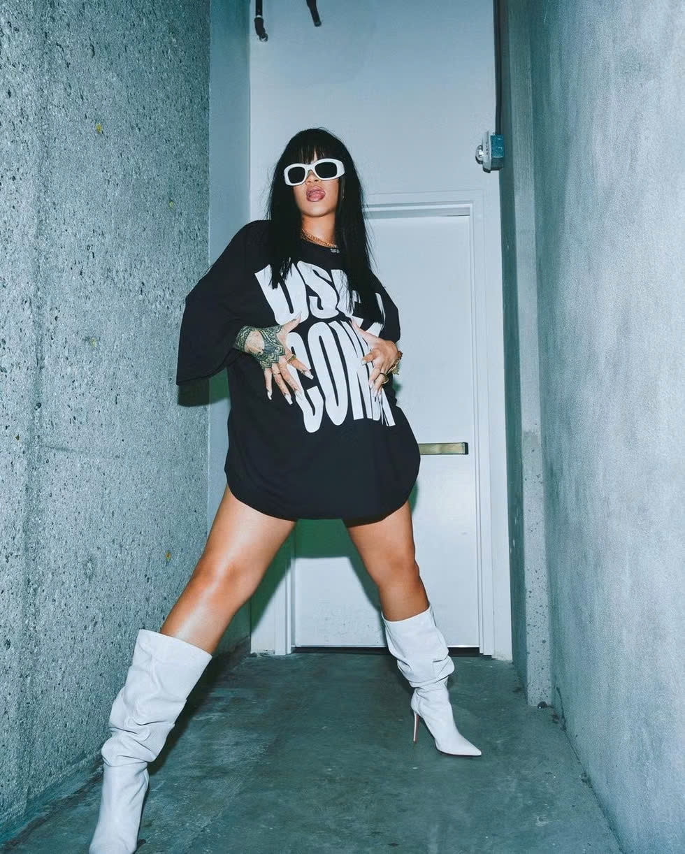 Ngày 31/5/2023, Rihanna đăng ảnh trên Instagram với áo phông đen oversized in dòng chữ cỡ lớn, phối cùng quần short thun bó màu đen, bốt cao gót trắng rộng và kính râm trắng.