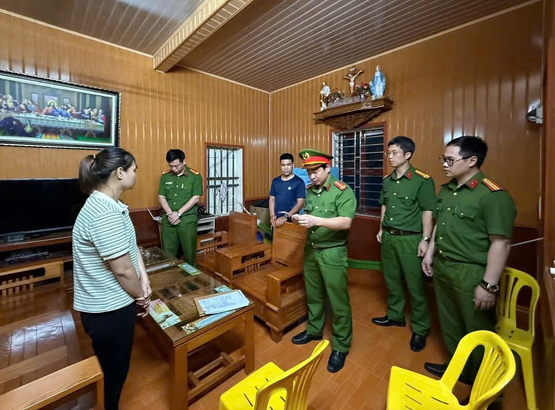 Cơ quan CSĐT đọc lệnh khám xét chỗ ở của Trần Thị Diệu- kế toán Công ty CP và phát triển Đại Phúc Nam Định