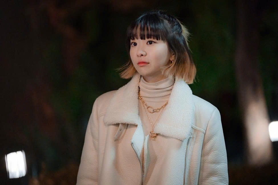 Jo Yi Seo (do Kim Da Mi thủ vai) trong phim "Tầng lớp Itaewon": Ban đầu được yêu thích nhờ cá tính mạnh mẽ, thông minh và dám nghĩ dám làm, nhưng càng về sau, Jo Yi Seo lại khiến khán giả mất cảm tình vì sự ích kỷ, kiểm soát và thái độ coi thường người khác. Dù giành được tình cảm nam chính, cách phát triển nhân vật gượng ép đã khiến cô trở nên khó được ủng hộ.