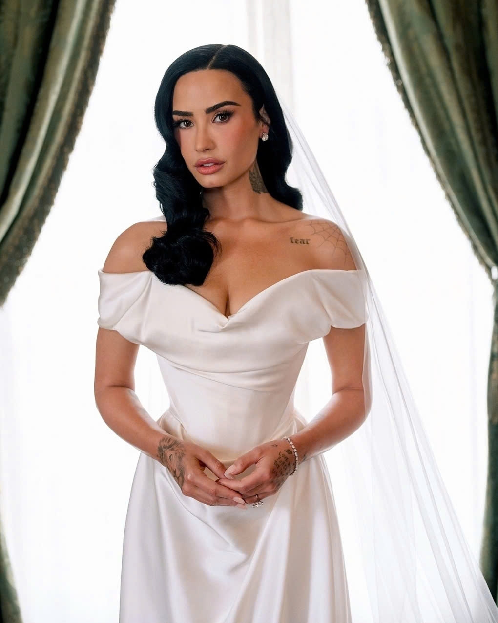 Theo Vogue, trong hôn lễ, Demi Lovato diện váy cưới của thương hiệu Vivienne Westwood. Thiết kế ôm sát người tôn đường cong cơ thể quyến rũ, xẻ sâu phần ngực. Nữ ca sĩ cho biết yêu thích các thiết kế của hãng, đặc biệt là cách trang phục tôn đường cong của cơ thể khi phối cùng corset. 