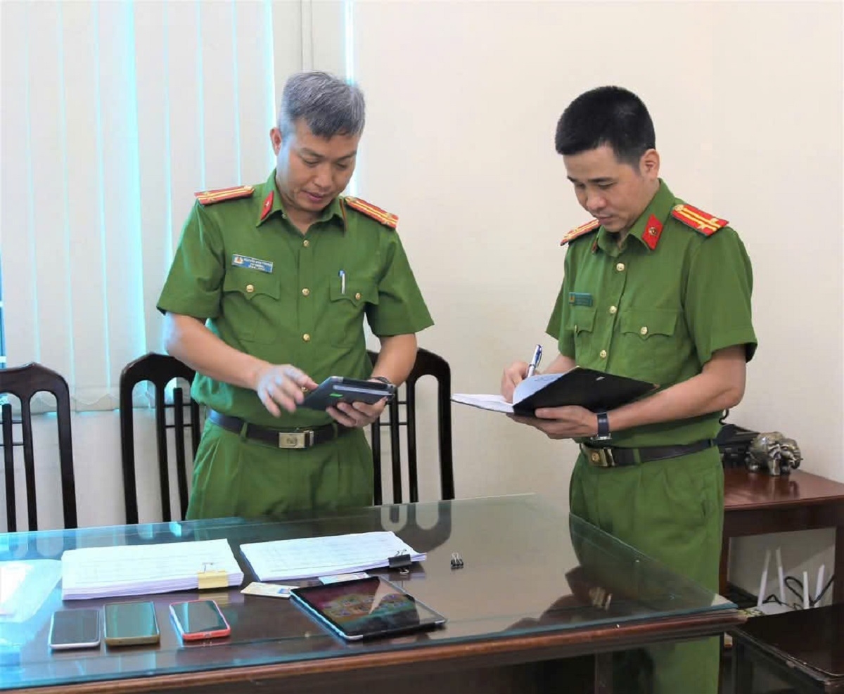 Ảnh: Phòng Cảnh sát hình sự kiểm tra tang vật thu giữ