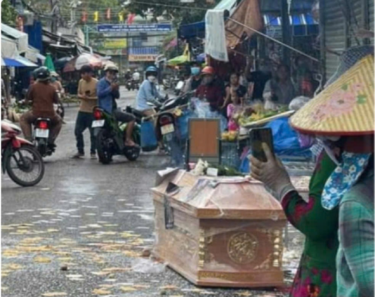 Hình ảnh nhóm người mang quan tài, vàng mã, ảnh thờ… gây áp lực đòi nợ. Ảnh: MXH