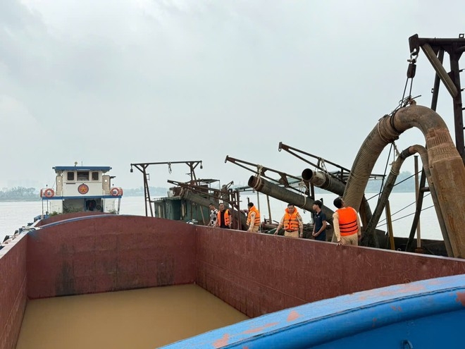 Bị phát hiện, ổ nhóm "cát tặc" đã điều khiển tàu bỏ chạy nhưng không thành