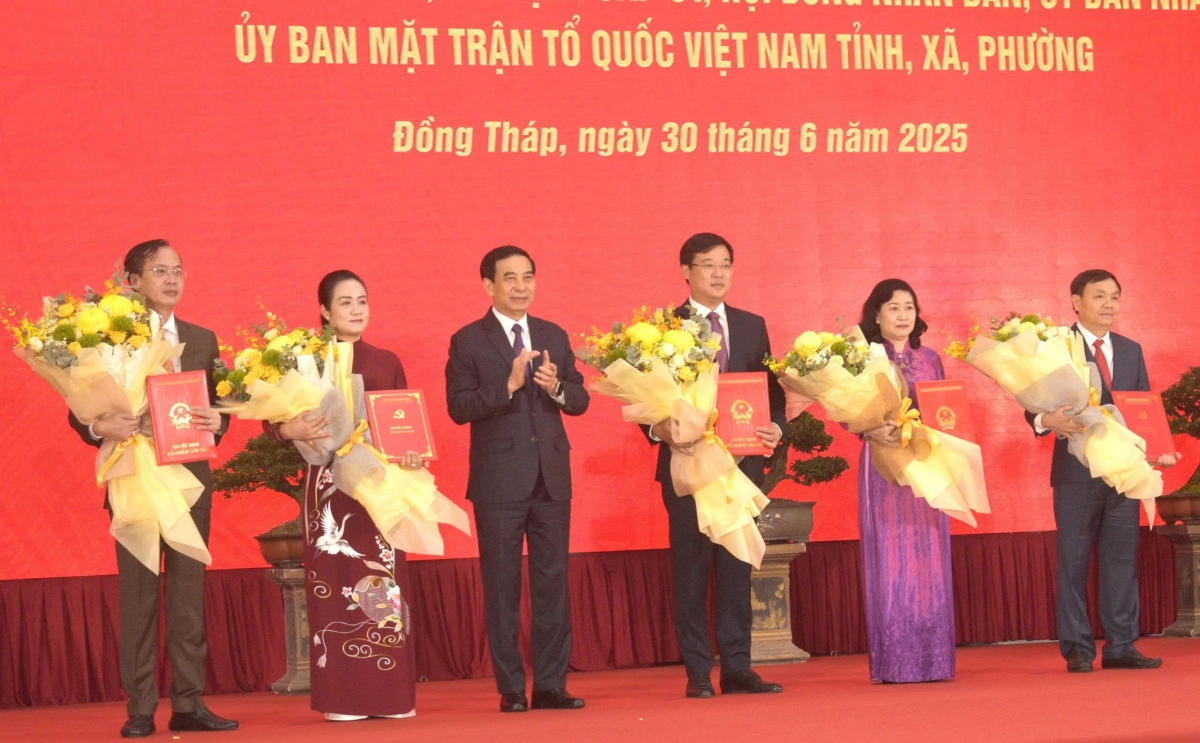 Đại tướng Phan Văn Giang trao Quyết định của Bộ Chính trị chỉ định Bí thư và các Phó Bí thư Tỉnh ủy Đồng Tháp