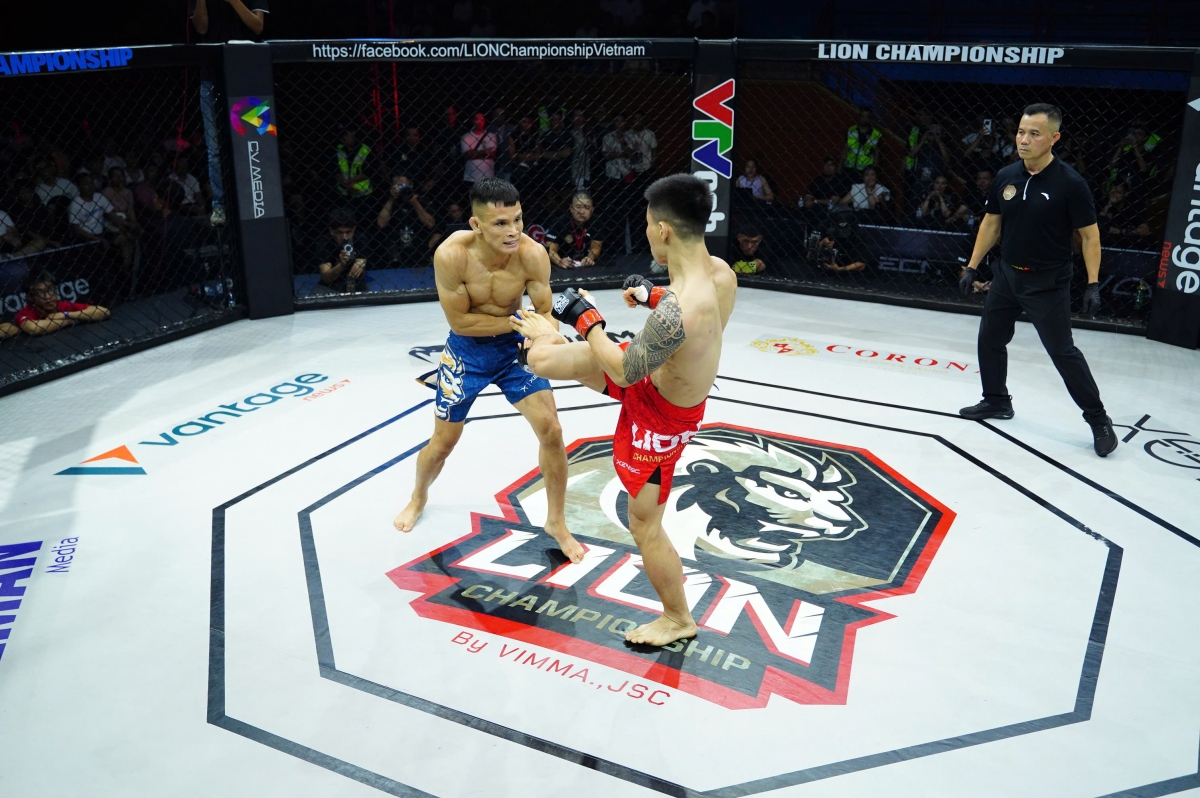 Dù vậy, khi hiệp 1 trôi qua được khoảng 2 phút, Phạm Văn Nam mắc sai lầm với một chút mất tập trung và để Lê Văn Tuần tung ra đòn đá hiểm hóc. 