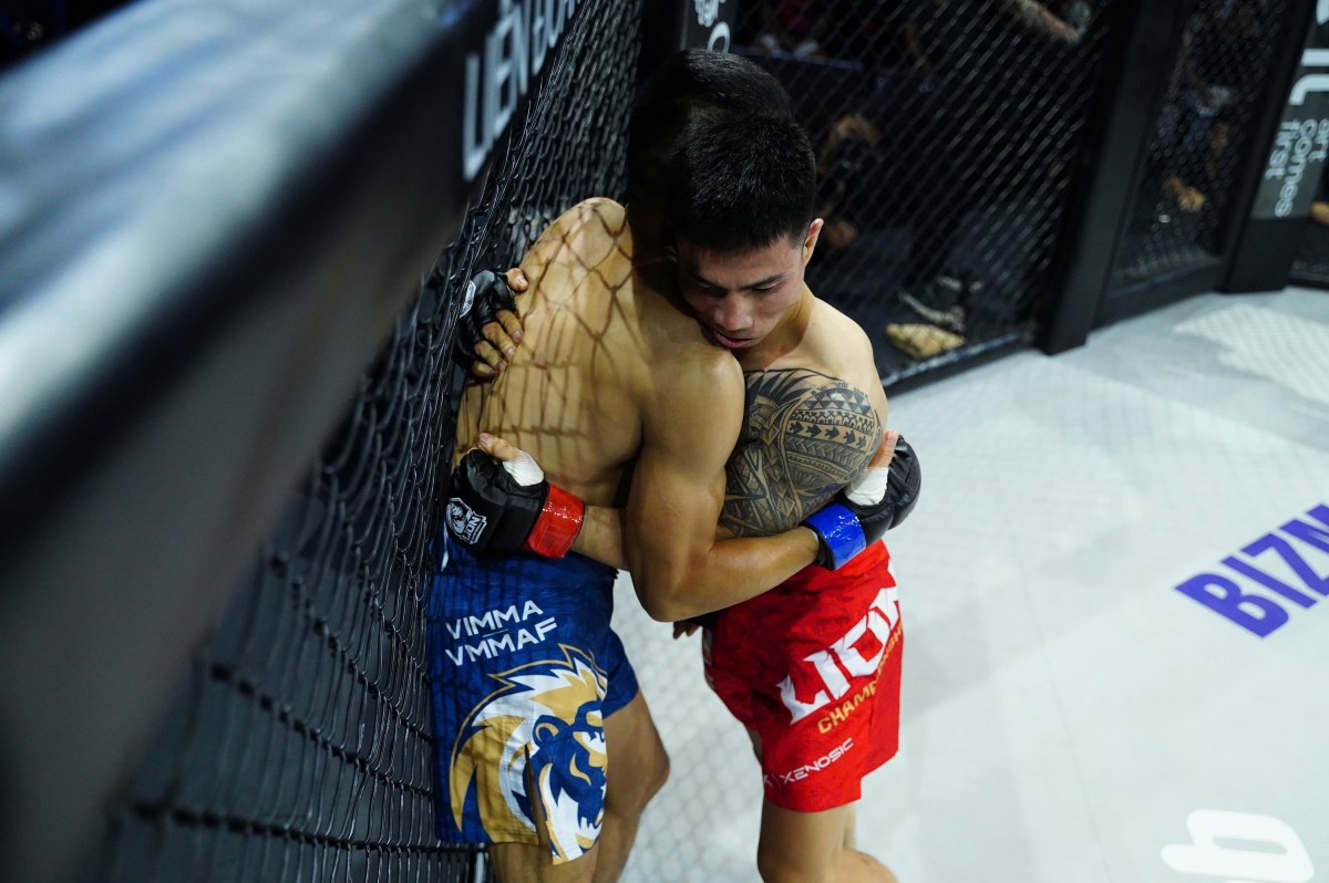 Với tư cách là người đang giữ đai vô địch và có kinh nghiệm dày dặn, Phạm Văn Nam được đánh giá cao hơn đối thủ và khởi đầu đầy quyết tâm. 