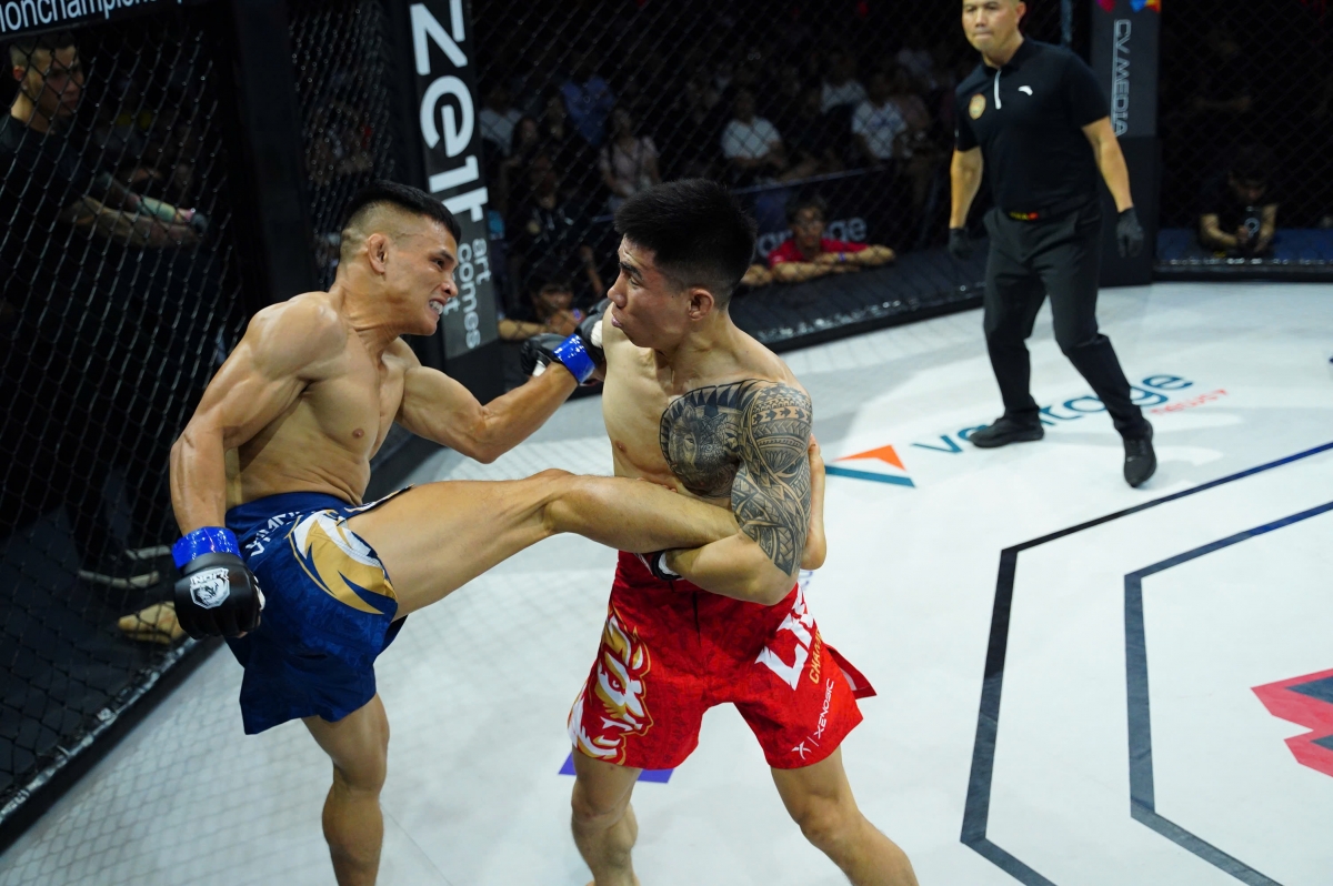 Tối muộn 14/6, sự kiện Lion Championship 23 đã diễn ra sôi động tại Hà Nội. Trận đấu được chờ đợi nhất là màn so tài ở cuộc bảo vệ đai giữa Lê Văn Tuần và Phạm Văn Nam. 