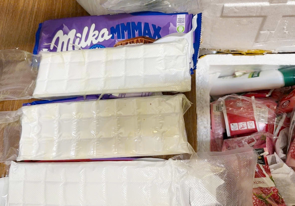 3,1 kg ketamin được cất giấu trong 8 túi hạt tổng hợp, kẹo socola